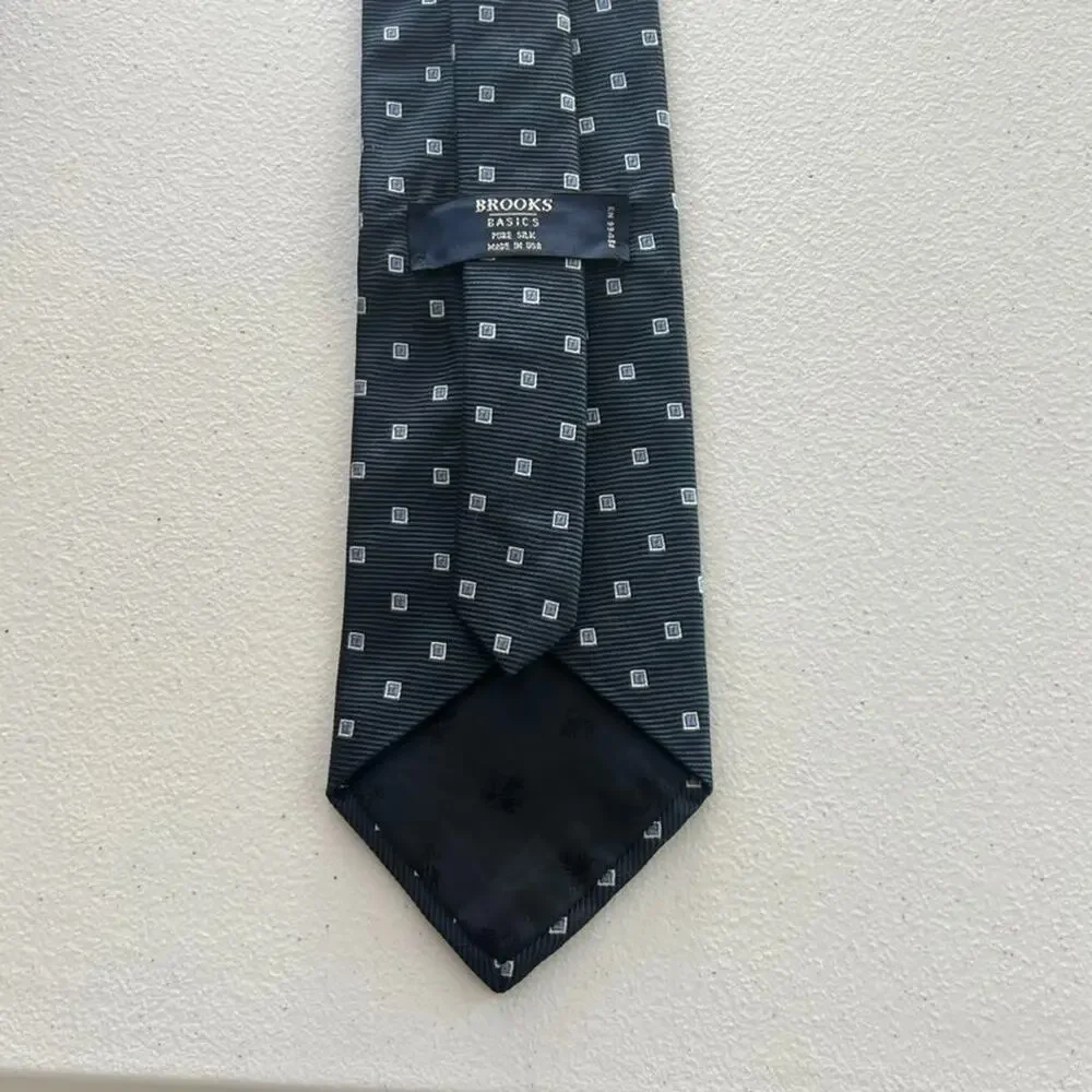 BROOKS BROTHERS Basics Men's 100% Silk Necktie USA Designer Squares Blue